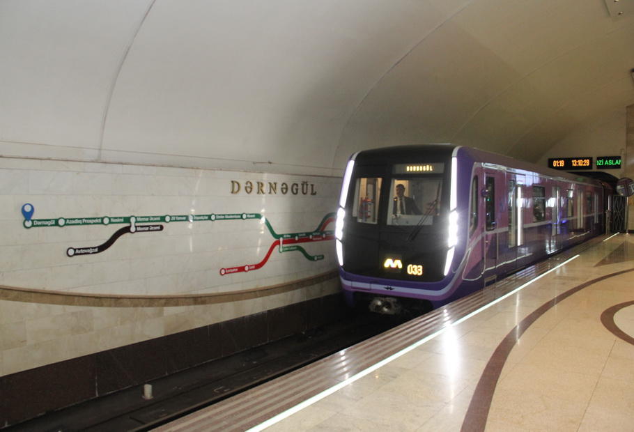 Поезд бакинского метро ехал с открытыми дверьми 

