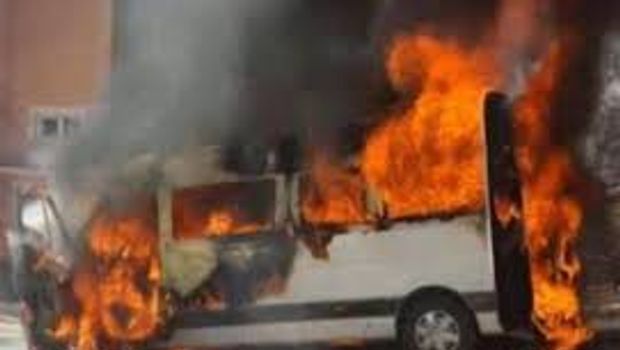 В Азербайджане сгорел микроавтобус - ВИДЕО