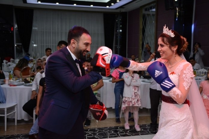 Азербайджанец защищался от ударов невесты на своей свадьбе  - ВИДЕО 