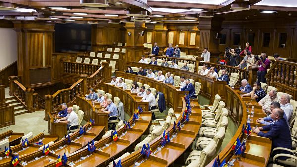 КС Молдавии отменил решение о роспуске парламента

