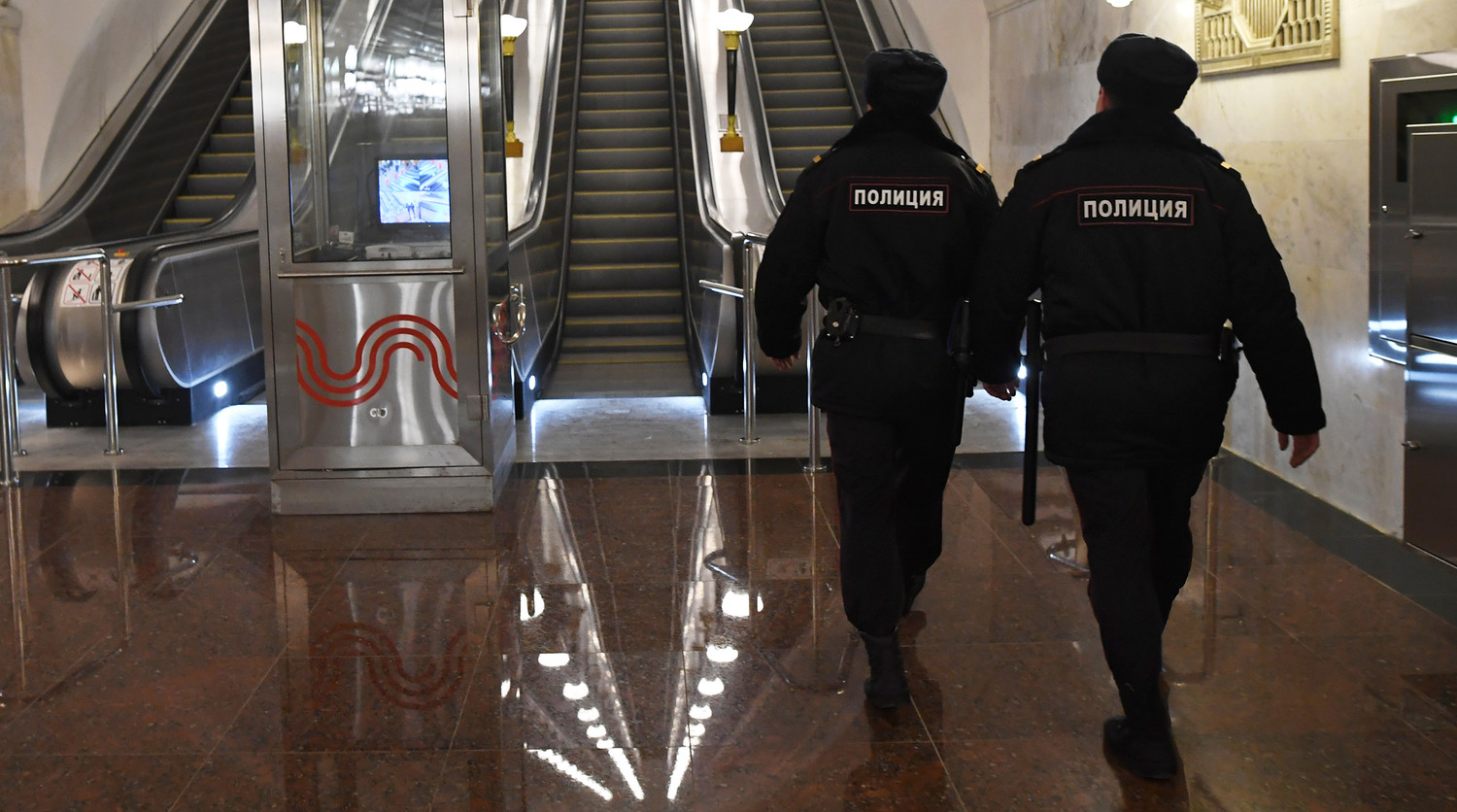 Москвичу вернули забытый в метро пакет с деньгами