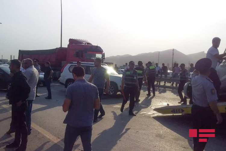 В Баку столкнулись микроавтобус и легковушка, есть погибшие
