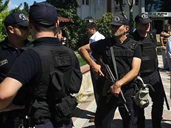 В Турции проводятся операции с участием более тысячи полицейских