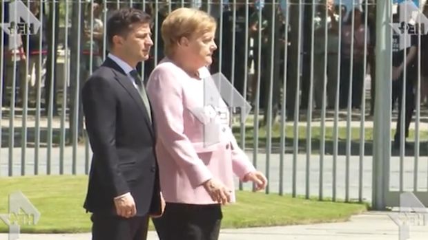 Меркель стало плохо на встрече с Зеленским - ВИДЕО