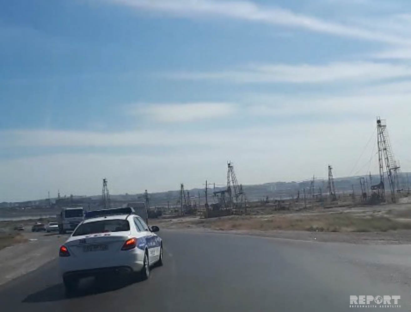 В Баку сотрудник дорожной полиции нарушил правила и создал опасность - ВИДЕО