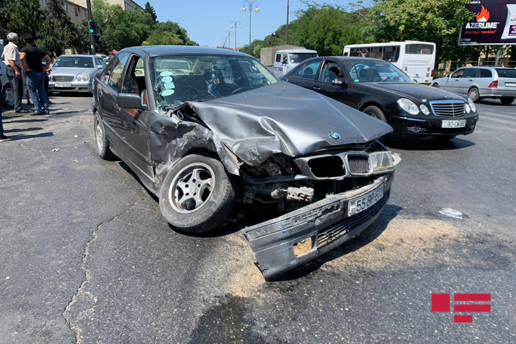 В Баку столкнулись два автомобиля, пострадал пешеход - ФОТО