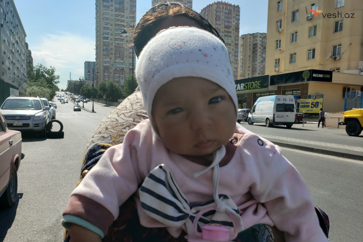 «Последние три месяца я собираю деньги за счет Дамлы» - ФОТО - НА УЛИЦАХ БАКУ