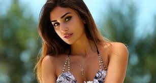 Азербайджанская модель считает, что у нее самый «красивый рельеф» - ВИДЕО