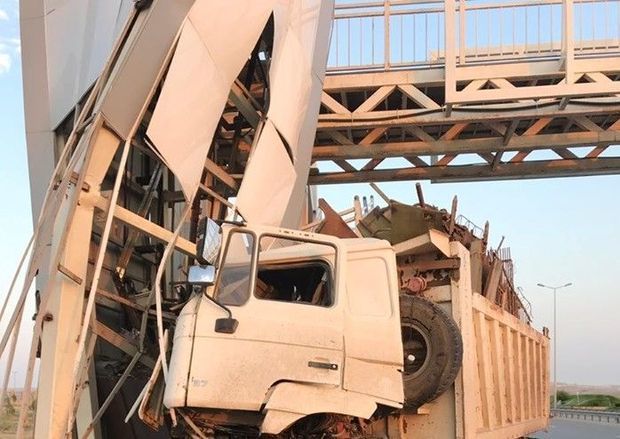 В Баку грузовик врезался в надземный пешеходный переход - ФОТО