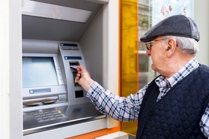 "Пенсионеры не должны платить комиссию при снятии денег в банкоматах" - депутат
