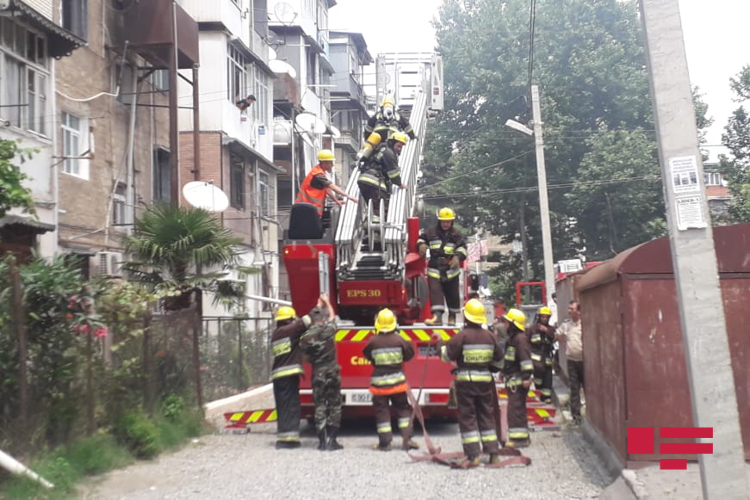 В Гяндже из жилого здания эвакуируют жителей - ФОТО