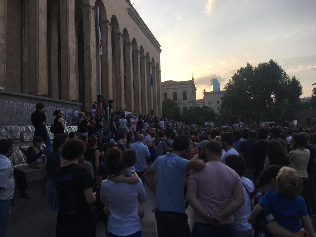 У здания парламента Грузии началась третья волна акций протеста - ФОТО