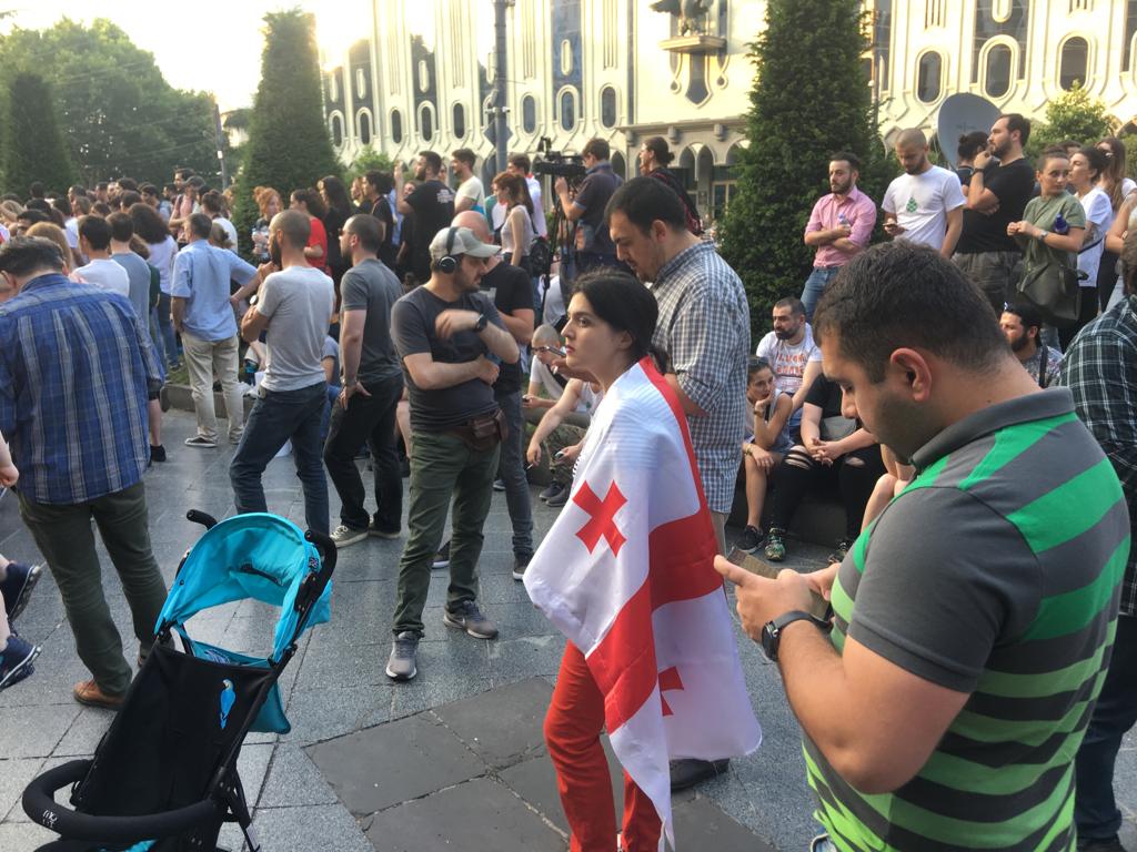 Протестующие вновь перекрыли проспект Руставели в Тбилиси