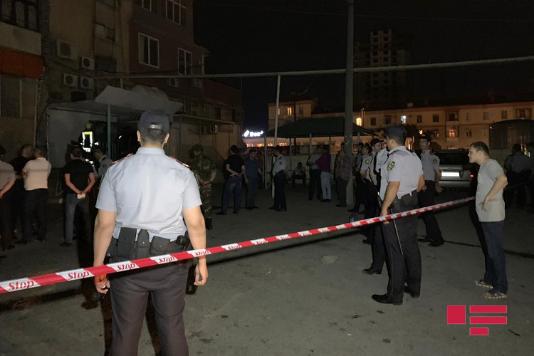 В Баку из горящего дома эвакуированы жильцы