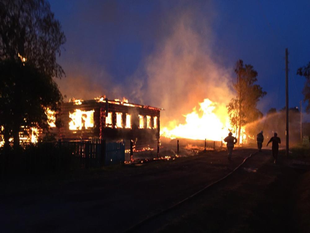 Пожар уничтожил три дома в Мингячевире