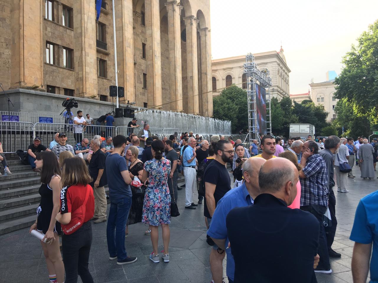 Перед зданием парламента Грузии вновь собрались протестующие