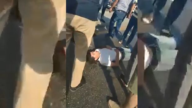 В Баку два пешехода попали под машину - ВИДЕО