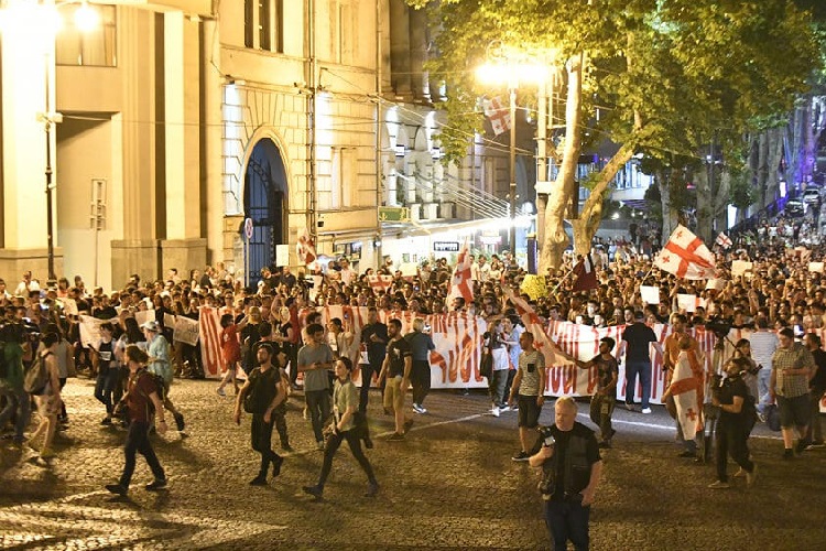 Протестующие в Тбилиси устроят масштабный автопробег 