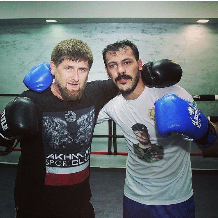 Азербайджанский боец провел бой с Рамзаном Кадыровым - ВИДЕО