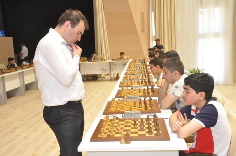 Шахрияр Мамедъяров сыграл с чемпионами мира и Европы