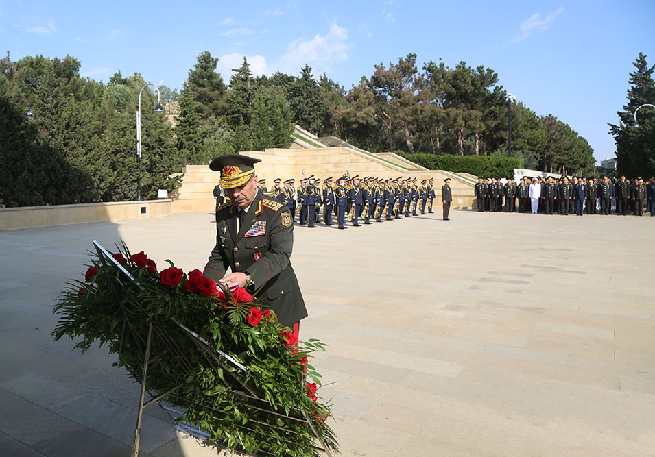 Руководство Министерства обороны Азербайджана посетило Аллею почетного захоронения и Аллею шехидов - ФОТО