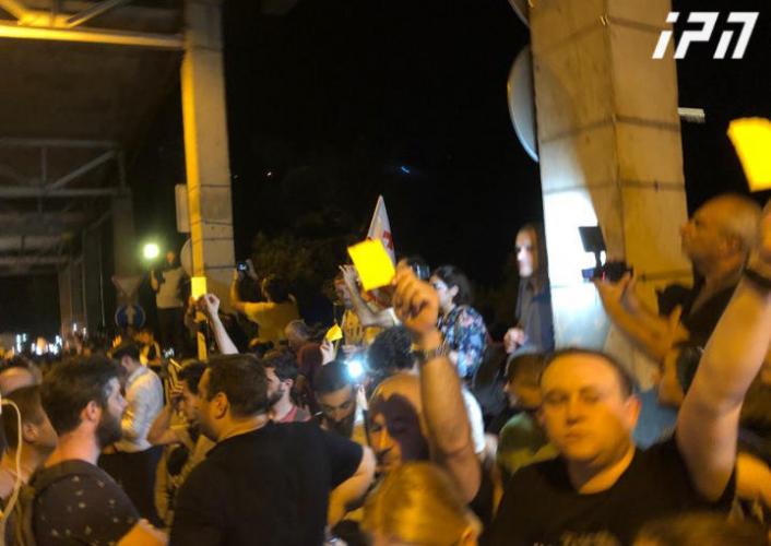 Протестующие в Тбилиси организовали шествие к резиденции Иванишвили 