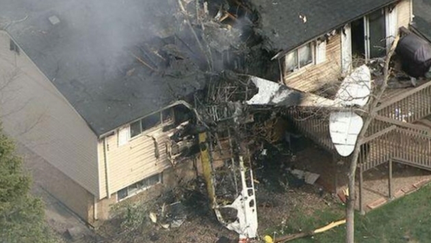 В США самолет упал на жилой дом, есть погибшие
