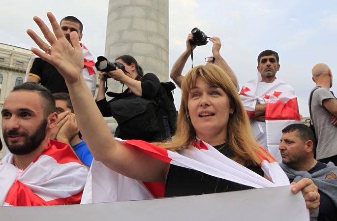 Жена Саакашвили возглавила протесты в Грузии