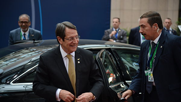 Президент Кипра сломал бедро