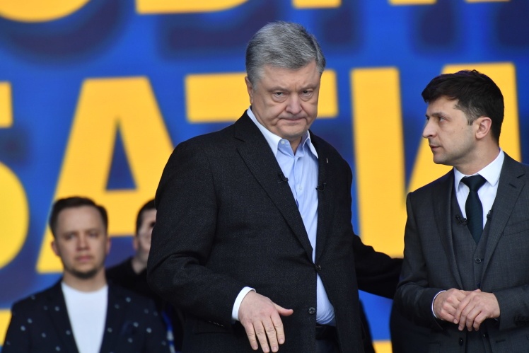 [b]Встреча состоится: Зеленский дал согласие пожать руку Порошенко  [/b]