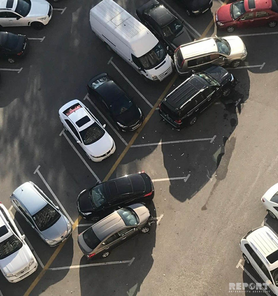 В Баку пьяный мужчина на чужом автомобиле покорежил 7 машин - ВИДЕО