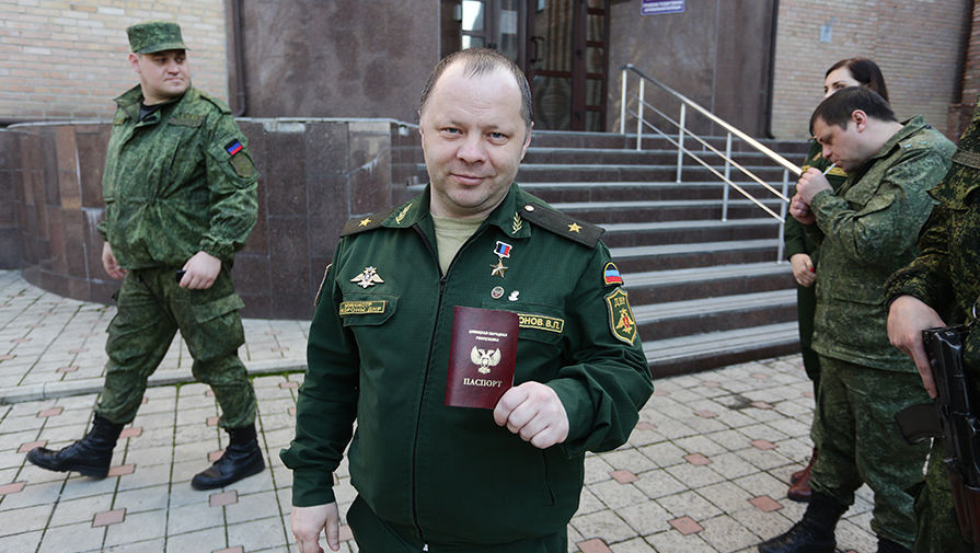Украинцы становятся в очередь за российским паспортом 