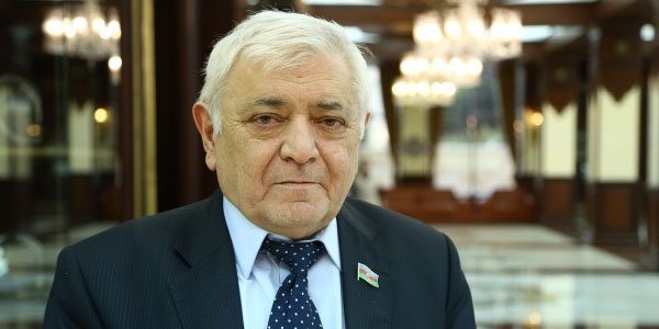 Азербайджанский депутат: Мне трудно носить портфель внука, как же его нести ребенку?!