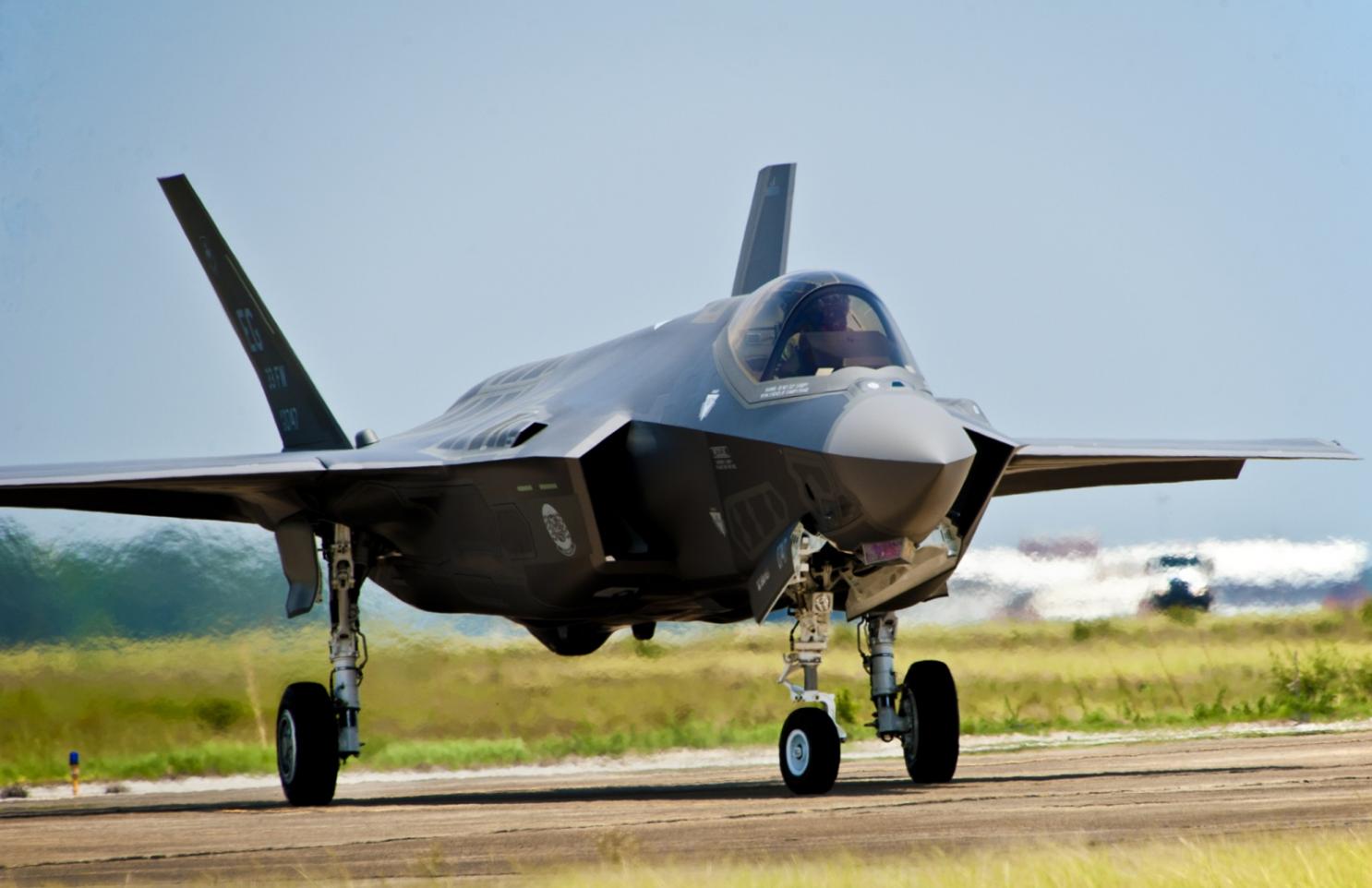США прекратят производить детали для F-35 в Турции в случае покупки Анкарой С-400
