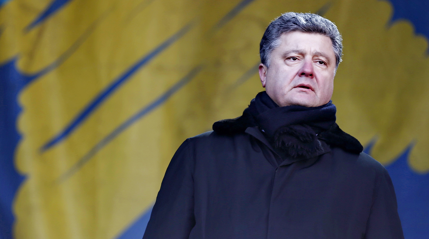 Стоявшая возле Порошенко девушка-военнослужащая упала в обморок