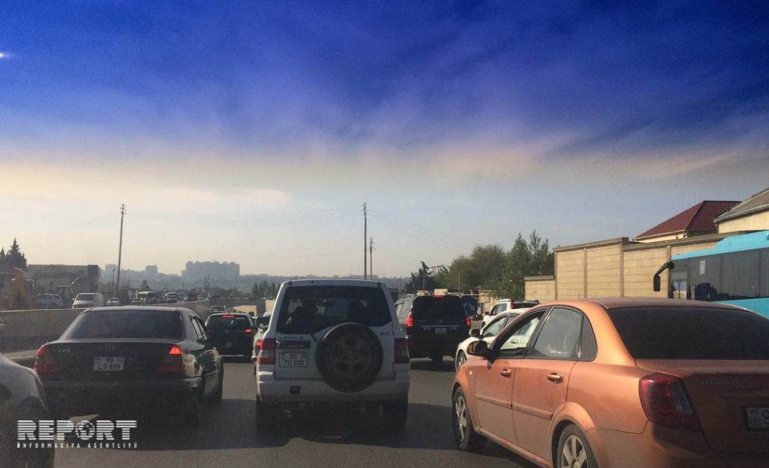На дороге Баку-Сумгайыт образовалась большая пробка
