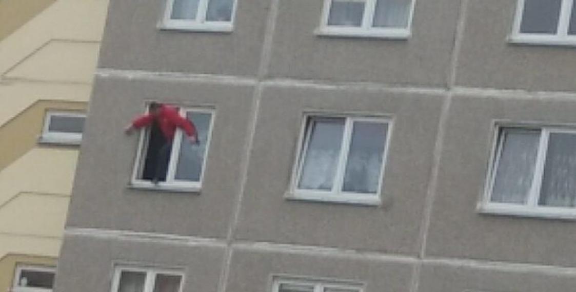 В Баку сбросившийся с 3 этажа мужчина остался жив