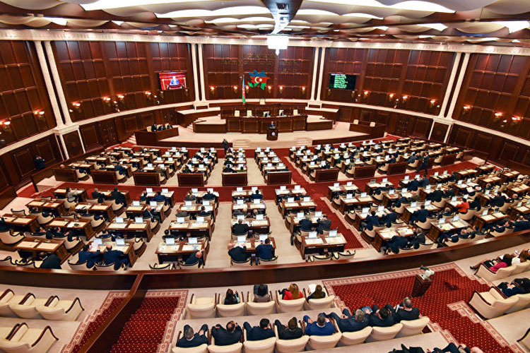 Азербайджанские депутаты вдвое увеличили себе компенсацию расходов