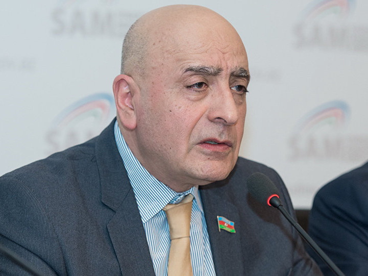 Депутат возразил, чиновники лишили подростка бизнеса в Баку 