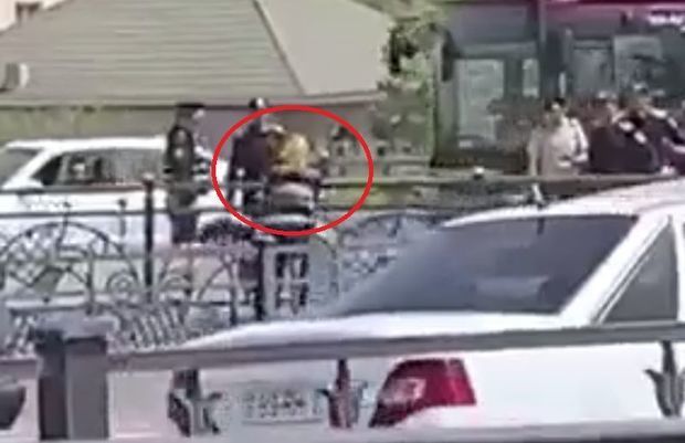 В Баку женщина пыталась броситься с моста - ВИДЕО