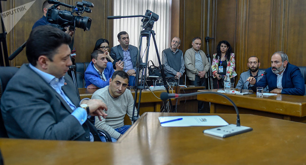 «Сказки бабушки Гюльназ»: Шармазанов об итогах премьерства Пашиняна



