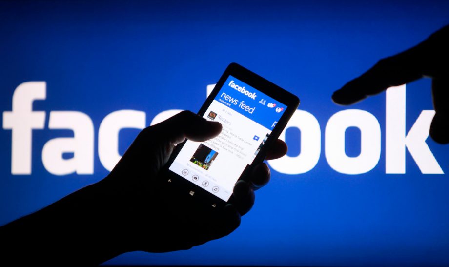 Сооснователь Facebook требует расчленить соцсеть
