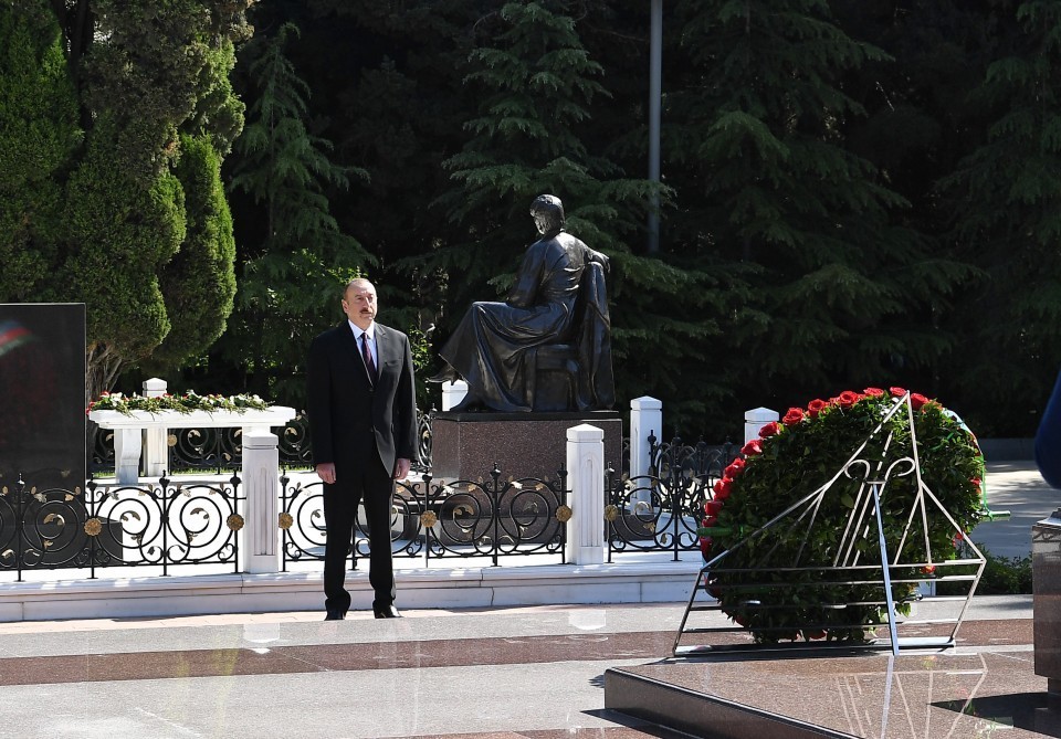 Президент Ильхам Алиев посетил могилу Гейдара Алиева

