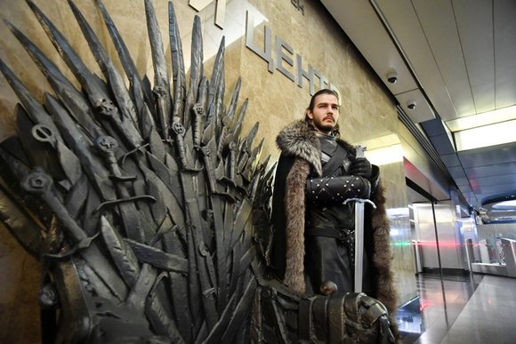 Железный трон из «Игры престолов» появился в метро Москвы - ФОТО
