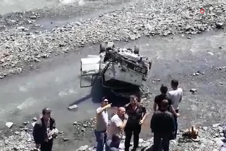 В Загатале автомобиль упал в реку - ФОТО