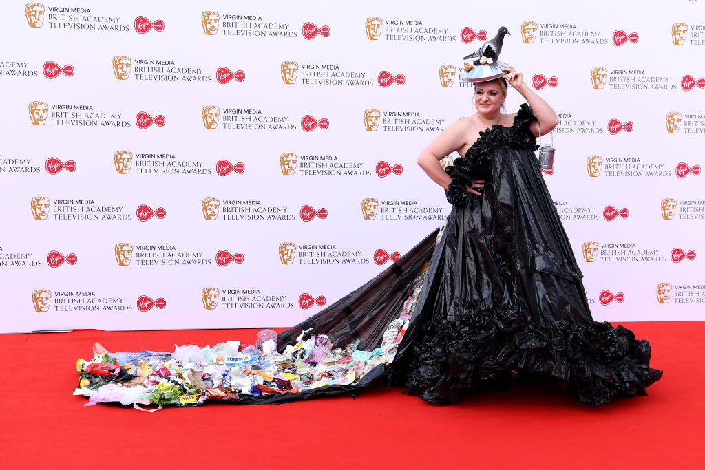 Платье из мусора-самый странный наряд BAFTA TV 2019 - ФОТО