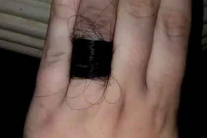 Помолвочное кольцо из мужских волос удивило пользователей сети - ФОТО