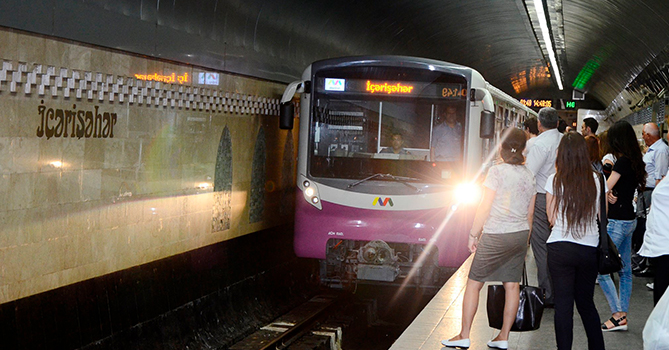 На станциях «Бакинского метрополитена» плотность пассажиропотока достигла пика