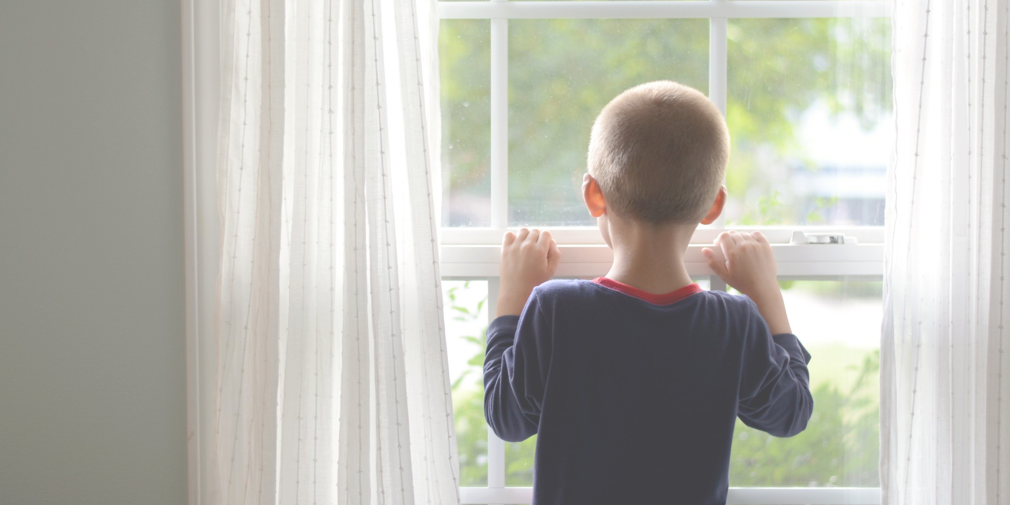4-летний малыш прыгнул с 8-го этажа в костюме "человека-паука"