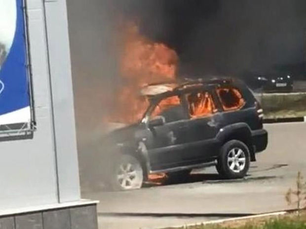 В Баку сгорела Toyota - ВИДЕО